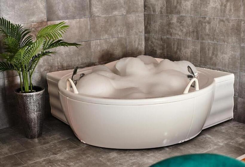 اتاق لوکس با وان آب گرم, Restoran Orijent 5