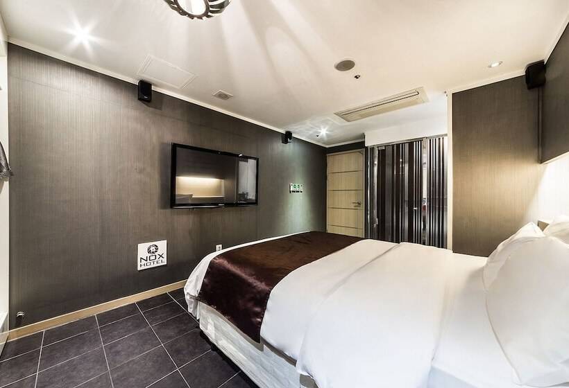 Cameră Deluxe, Nox Boutique