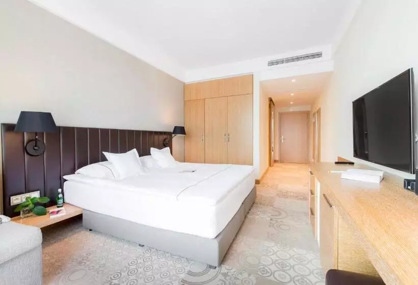 اتاق لوکس با چشم‌انداز دریاچه, Tiffi Boutique