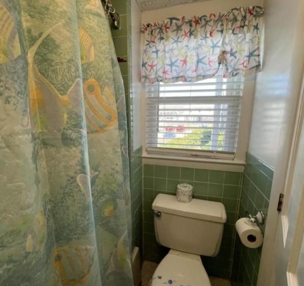 デラックストリプルルーム, Seashell Motel