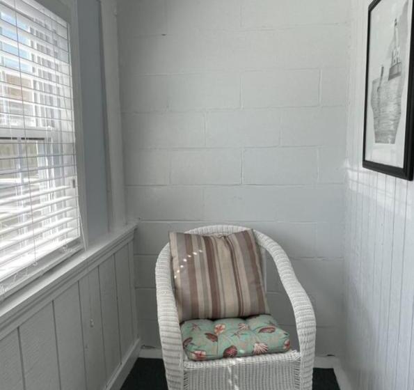 デラックストリプルルーム, Seashell Motel