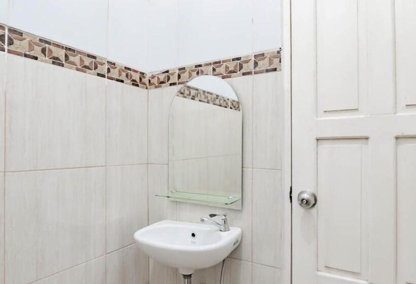 Номер Superior, Urbanview Hotel Bundaran Besar Palangkaraya By Reddoorz