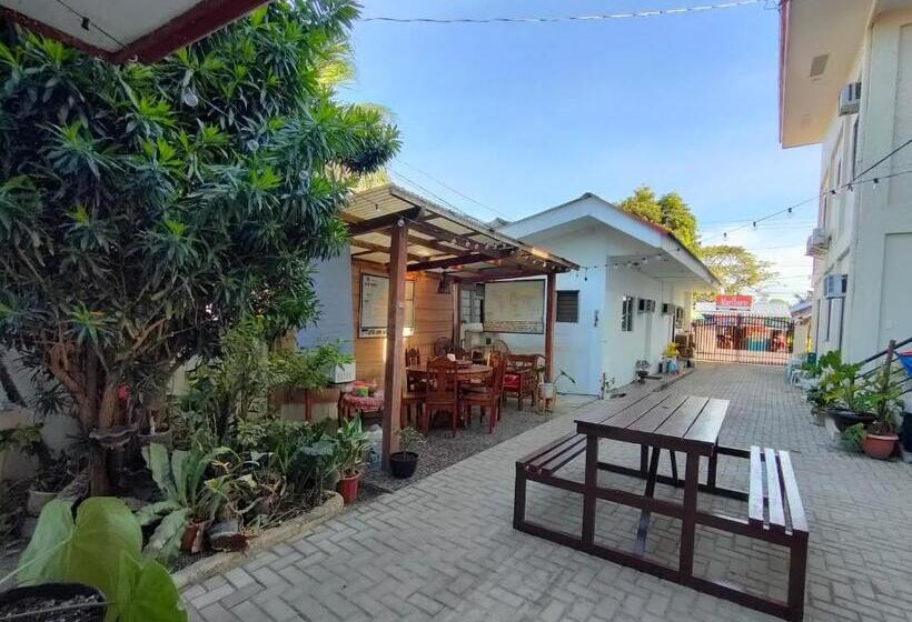 Escritório Estándar, Intoy S Place