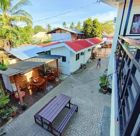 Quarto Familiar, Intoy S Place