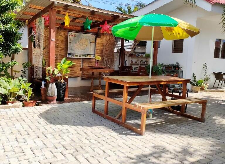 Quarto Triplo Economy, Intoy S Place