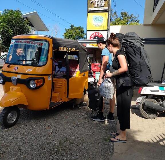 Quarto Triplo Economy, Intoy S Place