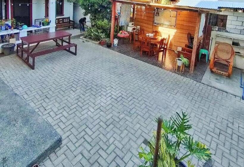 Quarto Triplo Economy, Intoy S Place