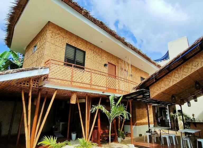 سرير فى غرفة مشتركه, Intoy S Place