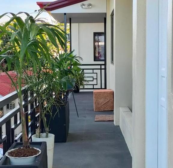 Quarto Deluxe, Intoy S Place