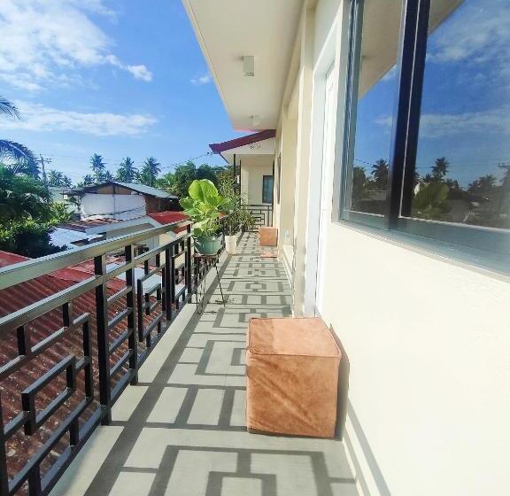 Quarto Deluxe, Intoy S Place