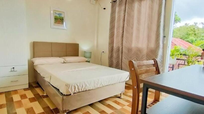 Quarto Deluxe, Intoy S Place