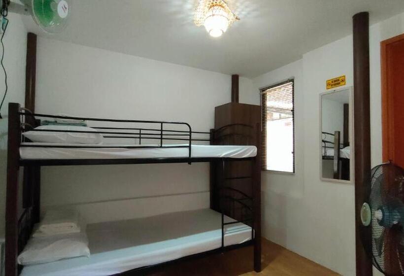 Quarto Economy, Intoy S Place
