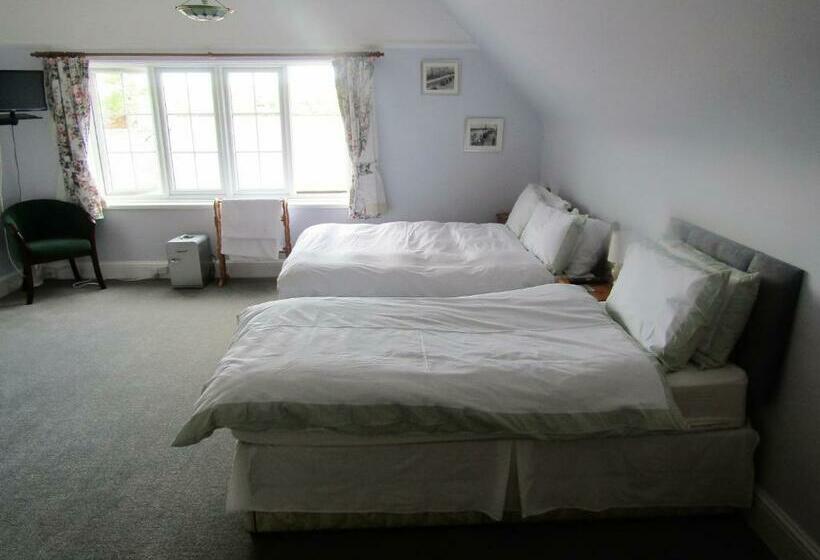 ファミリールーム, The Old Post House