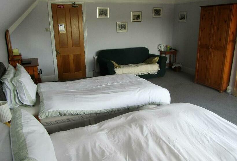 ファミリールーム, The Old Post House