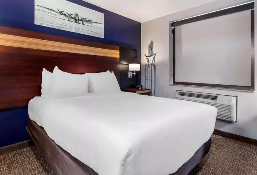 キングサイズベッドのスタンダードルーム, Avion Inn Near Lga Airport, Ascend Hotel Collection