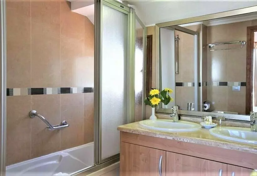استودیوی استاندارد با چشم‌انداز دریا, Ona Beverly Hills Suites
