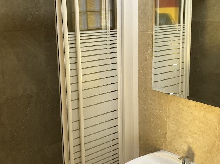 Chambre Quadruple Standard Salle de Bains Commune, Pensión Apolo Xi