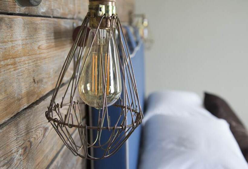 غرفة قياسية, The Ship & Trades