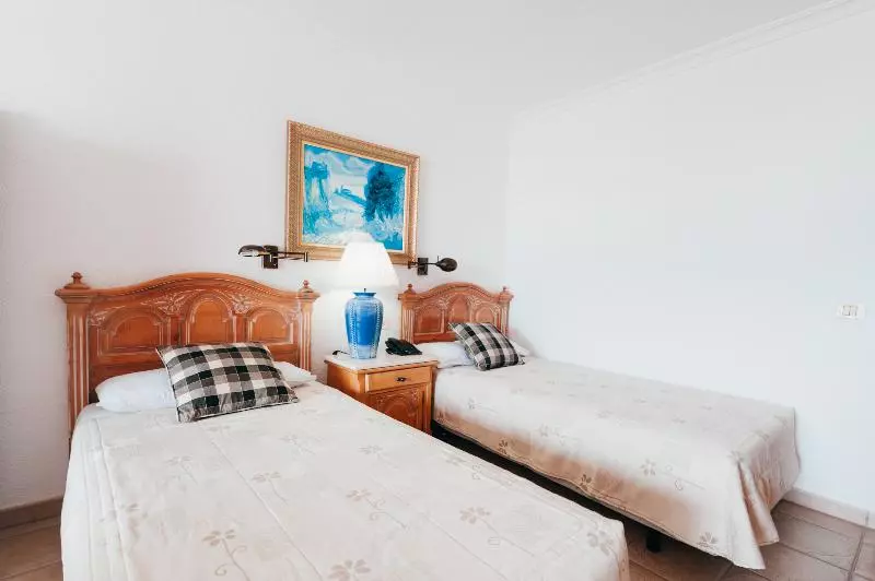 استودیوی استاندارد, Ona Beverly Hills Suites