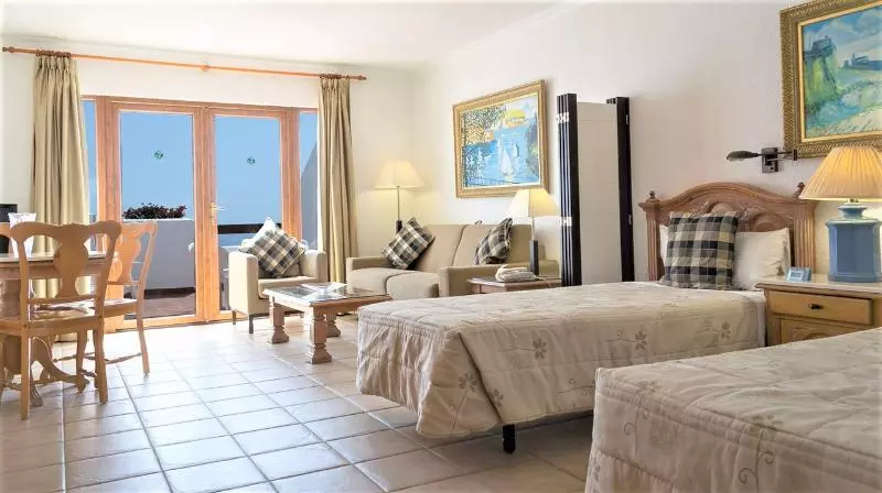 استودیوی استاندارد, Ona Beverly Hills Suites