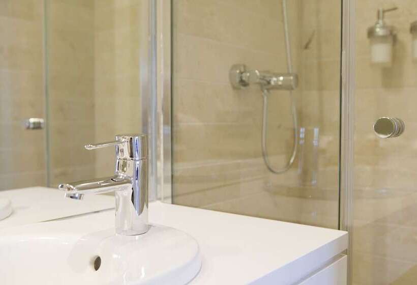 استودیوی استاندارد, 60 Balconies Art