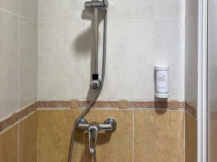 이코노미 스튜디오, Beatriz Charming Hostal