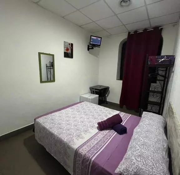 اتاق استاندارد با سرویس بهداشتی مشترک, Hostal Milan