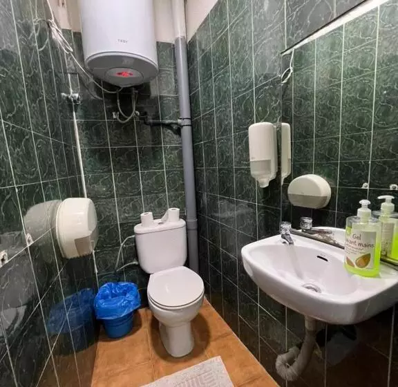 اتاق استاندارد سه تخته با سرویس بهداشتی مشترک, Hostal Milan