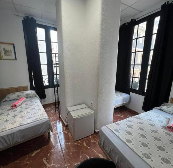 Quarto Triplo Estandar Banheiro Compartilhado, Hostal Milan