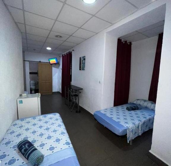 Quarto Triplo Estandar, Hostal Milan