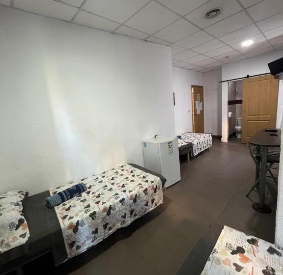 Quarto Triplo Estandar, Hostal Milan