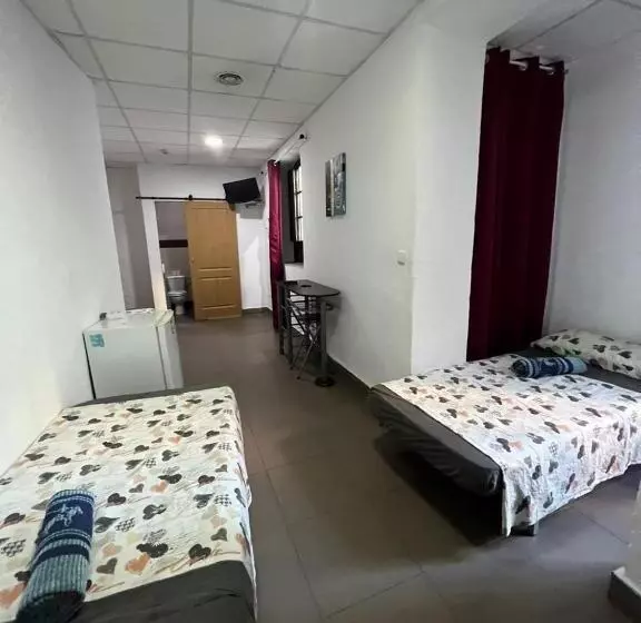 اتاق خانوادگی, Hostal Milan