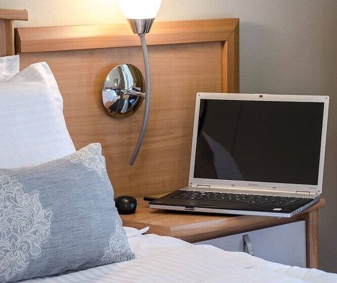Quarto Estandar Individual, Ares Athens