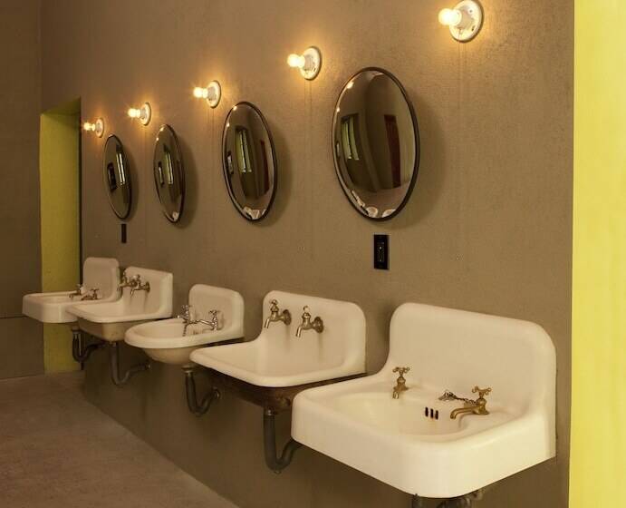 Кровать в Многоместном Номере с Общей Ванной, Downtown Beds