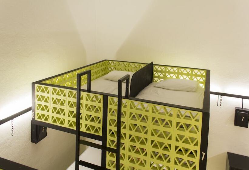 Кровать в Многоместном Номере с Общей Ванной, Downtown Beds