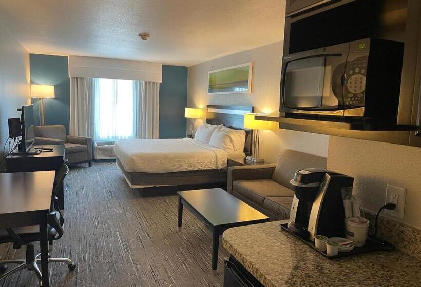 מיטת קינג בסוויטה, Holiday Inn Express And Suites Montgomery, An Ihg