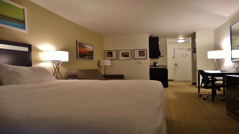 キングサイズベッドのスイートルーム, Holiday Inn Express And Suites Montgomery, An Ihg