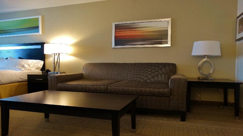 מיטת קינג בסוויטה, Holiday Inn Express And Suites Montgomery, An Ihg