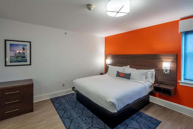 キングサイズベッドのスイートルーム, Holiday Inn Express And Suites Montgomery, An Ihg