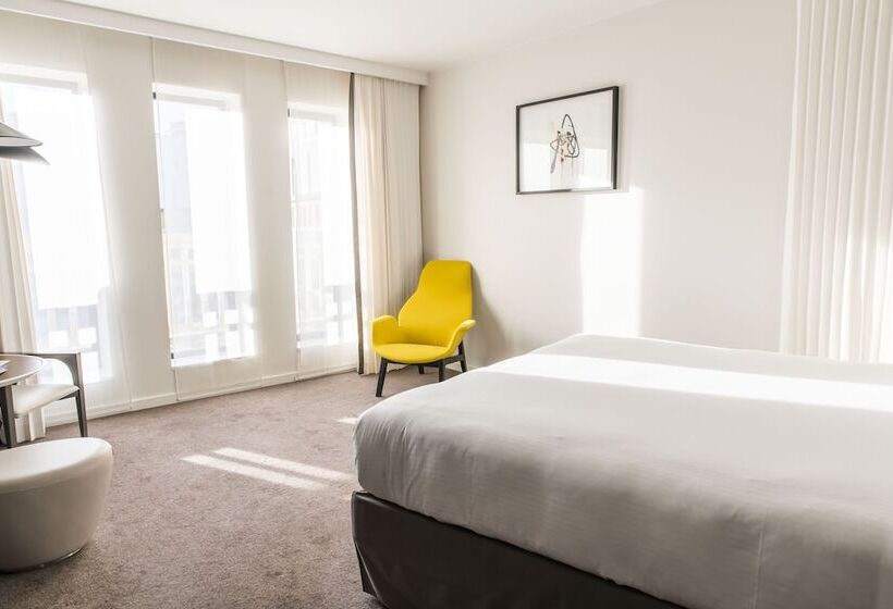 Chambre Deluxe Vue Piscine, Molitor Hôtel & Spa Paris Mgallery Collection