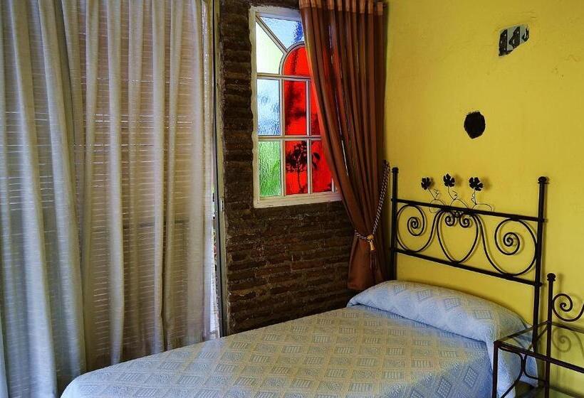 اتاق استاندارد سه تخته با سرویس بهداشتی مشترک, Pension Vergara , Sevilla