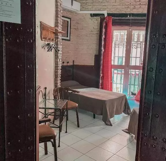 Standard Neljän Hengen Huone Jaettu Kylpyhuone, Pension Vergara , Sevilla