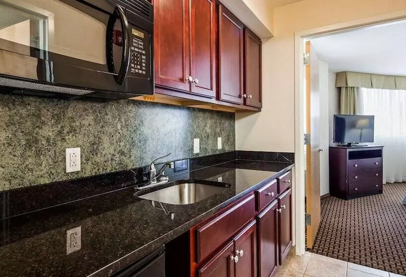 スイート, Best Western Plus Philadelphia Airport South At Widener University