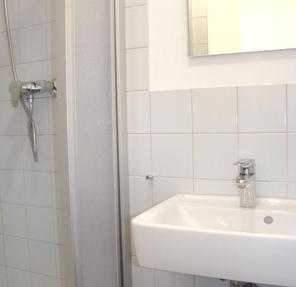 اتاق استاندارد سه تخته با سرویس بهداشتی مشترک, Bnb Near Brandenburg Gate Rooms & Apartments