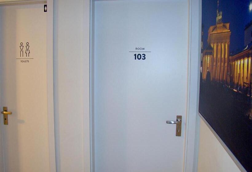 اتاق استاندارد سه تخته با سرویس بهداشتی مشترک, Bnb Near Brandenburg Gate   Rooms & Apartments