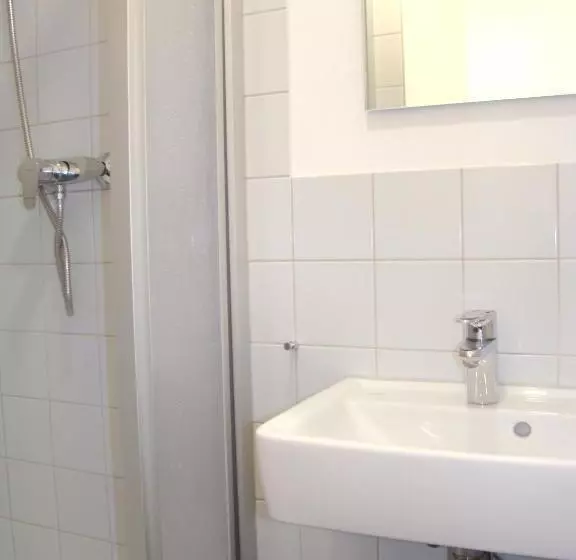 اتاق خانوادگی با سرویس بهداشتی مشترک, Bnb Near Brandenburg Gate   Rooms & Apartments