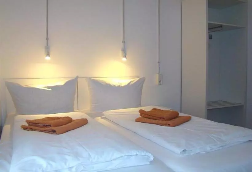 اتاق استاندارد چهارنفره با سرویس بهداشتی مشترک, Bnb Near Brandenburg Gate   Rooms & Apartments