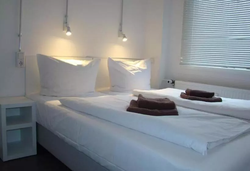اتاق استاندارد چهارنفره با سرویس بهداشتی مشترک, Bnb Near Brandenburg Gate   Rooms & Apartments