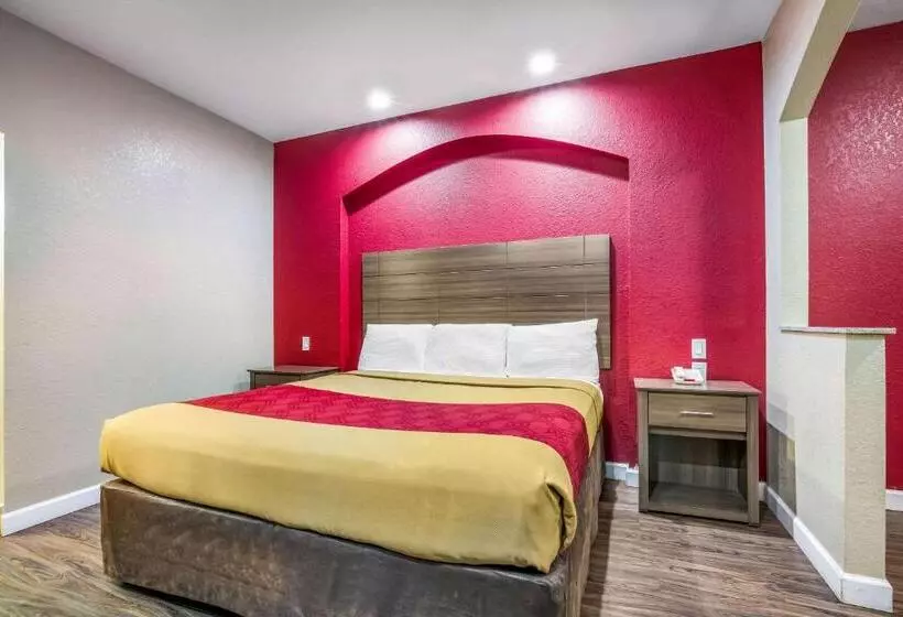 اتاق استاندارد با تخت بزرگ برای معلولان, Econo Lodge Inn & Suites