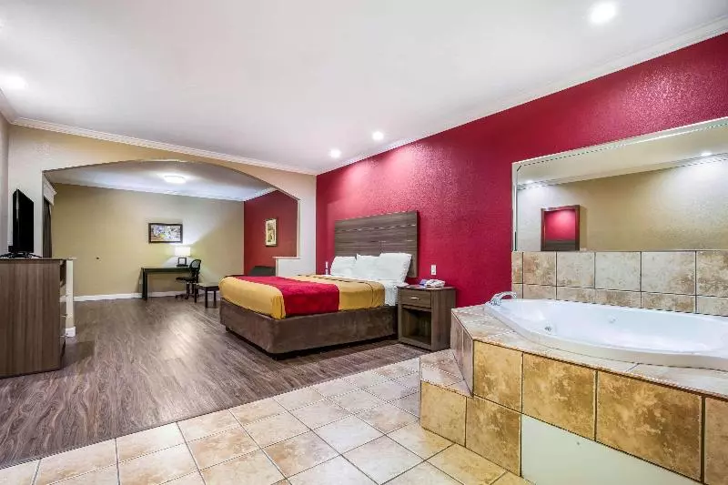 سوئیت با تخت بزرگ, Econo Lodge Inn & Suites